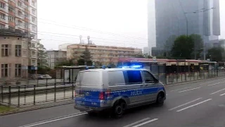 Policja na sygnałach przez Grunwaldzka w Gdańsku. Alarmowo radiowóz
