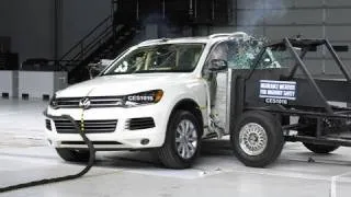 2011 Volkswagen Touareg side IIHS crash test
