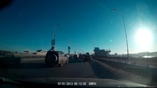 Момент аварии на метромосту в Омске (05.04.2017)