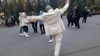 Листья жёлтые над городом кружатся!!!💃🌹 Танцы в парке Горького!!!💃🌹 Харьков 2021