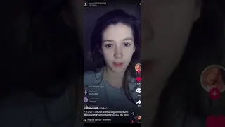 a girl did the hand signal on a tiktok live!!she need help!! IMHAVINGSOMUCHFUNN