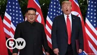 Trump ve Kim'den tarihi el sıkışma - DW Türkçe