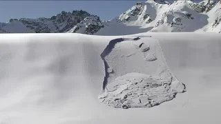 The subtle mechanics of an avalanche – as seen in 3D