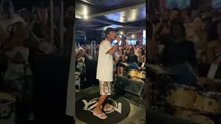 Vendedor de amendoim cantando no pagode faz sucesso