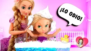 💧 RAPUNZEL BABY DOES NOT LIKE THE BATHROOM! ► 🌙 Novels with dolls and toys
