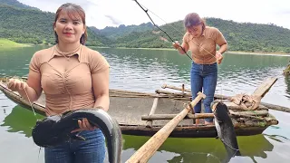 Girl's overnight fishing on the lake, daily life.