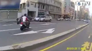 Roba una moto y es atropellado