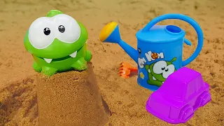 Om Nom hace un castillo de arena. Vídeos de juegos. Formas de arena para niños