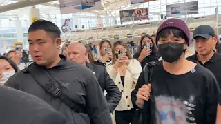 Jung Kook happy to see the fans as he flies out of NYC after Global Citizen Festival! #jungkook #jk