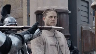 King Arthur - Il potere della spada - Clip dal film "Mostra al popolo il potere di Excalibur"