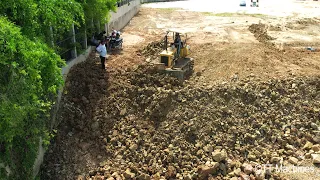 Nice Operator Skills Miniature Bulldozer Pushing Stone With Mini Dump Trucks 5Ton Unloading