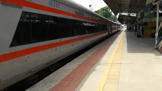 India's Longest Running Duronto Express 12284 Nzm Ers Duronto Express Passing Through Dahanu Road