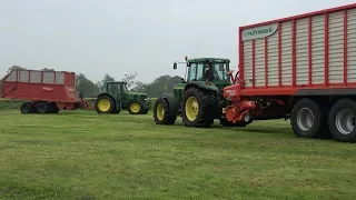 Gras oprapen, John Deere 6820 met Taarup 470 & John Deere 7810 met Pöttinger Jumbo 7210 (2019)