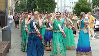 2022 06 11 Харинама Кузнецкий Мост (2/2). Harinama on Kuznetsky Most Street.