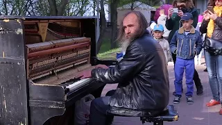 Man plays piano in street, people were shocked   Уличный пианист, музыка для души!