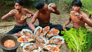 Survival in the rainforest-mans found oysters with vegetables -Eating delicious