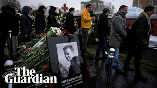 Navalny funeral: huge crowds pay tribute to Russian opposition leader
