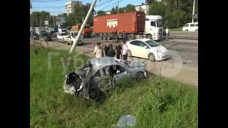 Хабаровский автолюбитель разбил свою машину о столб и создал внушительную пробку. Mestoprotv