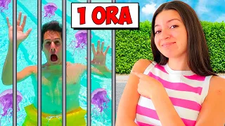 LUÌ CHIUSO IN UNA GABBIA SOTT'ACQUA IN PISCINA CON LE MEDUSE!! *Deve superare le prove di Sofì*