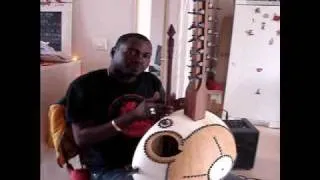 Madou Sidiki Diabaté avec sa kora Kaëlig à l'atelier 1