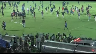 Возросло число погибших в столкновениях на стадионе в Индонезии