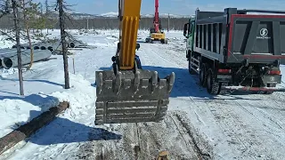 Разгрузка автосамосвала экскаватором 🆙 Unloading of the car was excavator 🆙