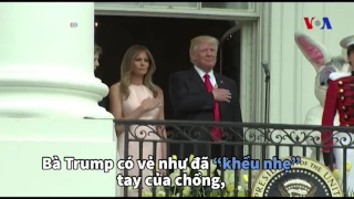Quên đặt tay lên tim hát quốc ca, ông Trump bị vợ nhắc