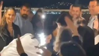 İbrahim Çelikkol ha abbracciato con il suo amore Natali Yarcan alla festa di compleanno.!!