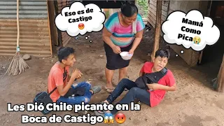 Estos 2 niños Fuerón hacer Escandalo Con la Vecina😱 La Mamá les Dió Jugo de Chile de Castigo😡