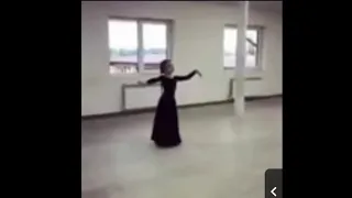 Как она красиво танцует.Юная чеченка покоряет мир