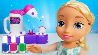 Jeux avec Barbie, Elsa et d'autres poupées pour filles. Le robot qui fait la manucure!