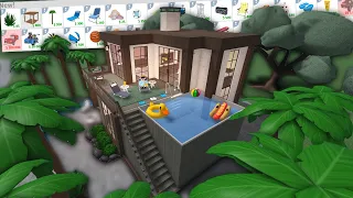 BUILDING A BLOXBURG HOUSE WITH NEW SUMMER UPDATE ITEMS AND SECOND STORY POOL