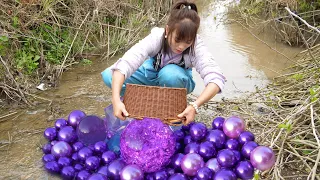 Sleeping treasure! The girl opened the giant clam shell and a stunning pearl surfaced from the water