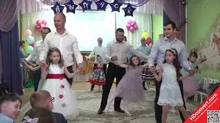 Танец с папами на выпускном «Маленькая дочка»