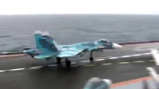 Су-33 падает в воду после приземления на авианосец