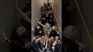 (TikTok) Rosé sings On The Ground a capella with her dancers