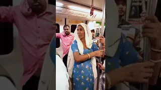 Fight in delhi metro | Aunty scolding a girl | Haryanvi Aunty | Viral aunty in metro