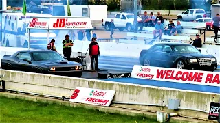 Chrysler 300 vs Dodge Challenger SRT Hellcat 1/4 mile drag race