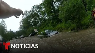 Policías rescatan a conductores atrapados en una inundación en Nueva York | Noticias Telemundo