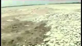 ウイグル　タクラマカン砂漠に雪解け水