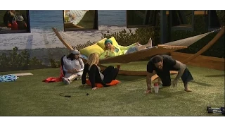 Bug scares BB17 HG's off hammock (Austin, Liz, Vanessa and Jackie)