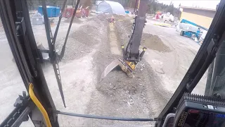 Sähköputkihenkilö. Cable pipe digging. Volvo Ew180D