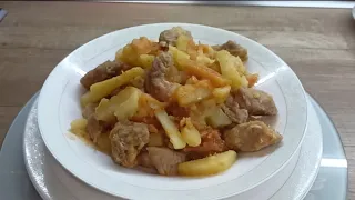 Вкусный тушёный картофель с мясом под кетчупом.