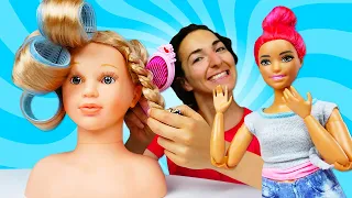 Video e giochi con le bambole. Barbie cambia pettinatura. Il salone di bellezza.