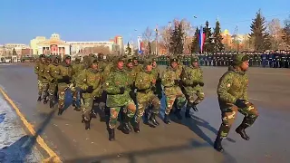 Солдаты из Анголы порадовали зрителей на параде в Омске