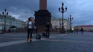 Песня "Солнце взойдет". Гитарист на Дворцовой площади, Санкт-Петербург