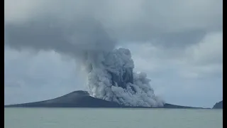 Мощное извержение вулкана на островах Тонга