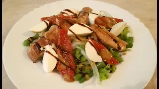 Салат с курицей вялеными томатами и моцареллой