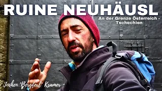 Vor verschlossenen Eisentor - Burgruine Neuhäusl -Jochen "Bergfexl" Kramer