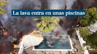 La lava entra en unas piscinas y provoca una densa columna de humo